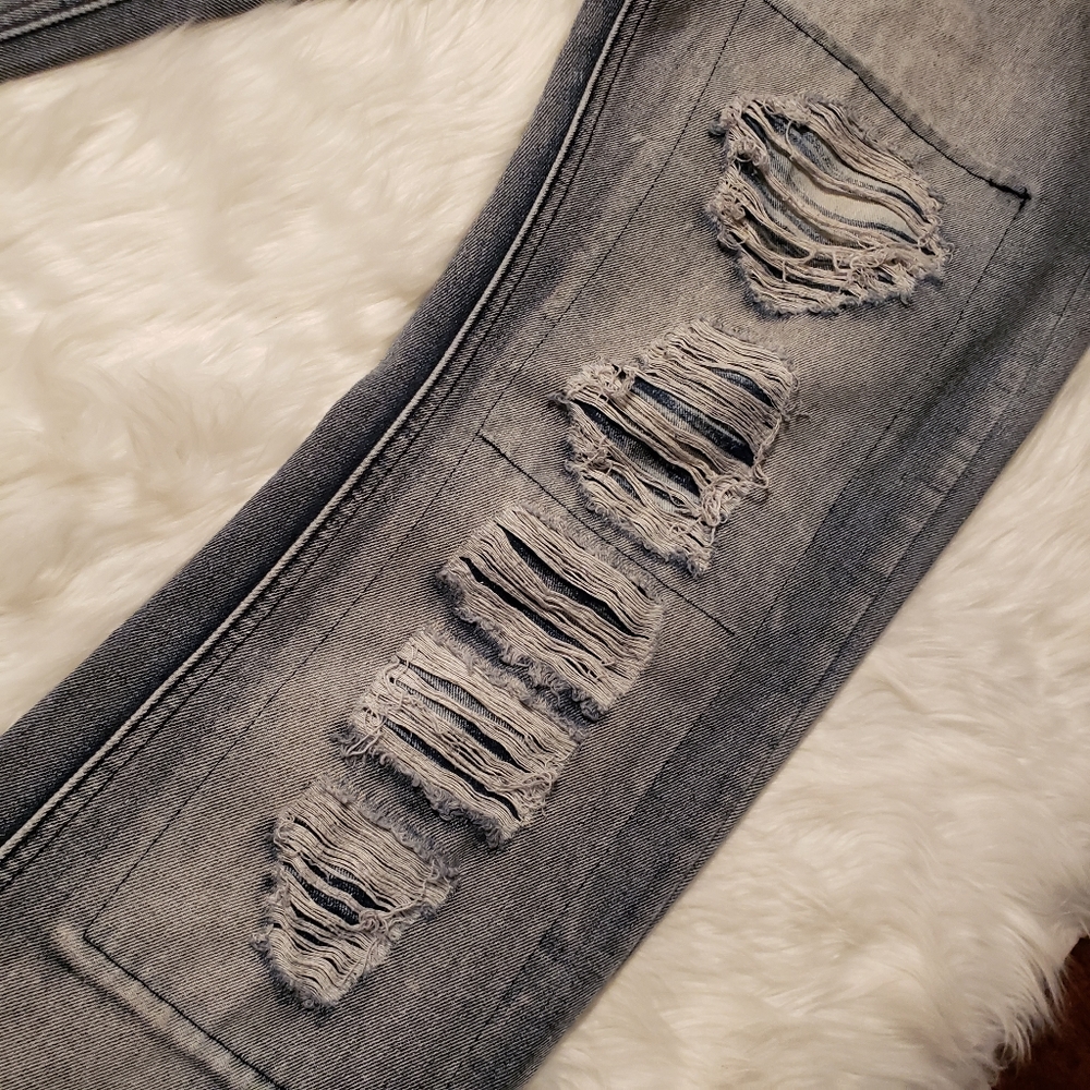 Super Cool 😎 Ripped Jeans - Picture 7 of 9